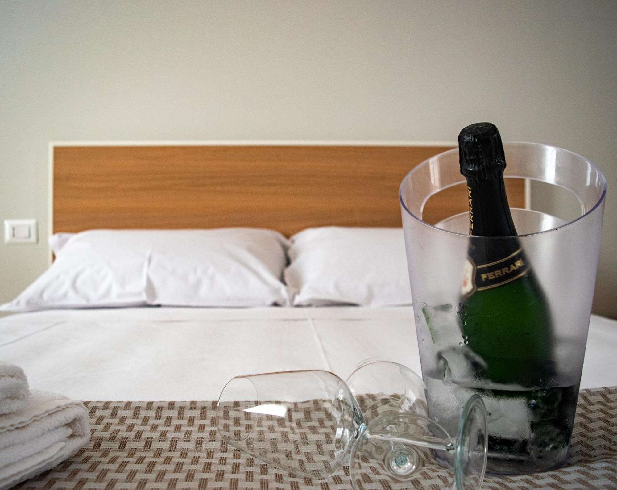 Ferrari Rooms & Apartments ปอร์โตเชซาเรโอ ภายนอก รูปภาพ